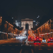 Viaggiare a Parigi in auto: parcheggio, traffico, suggerimenti